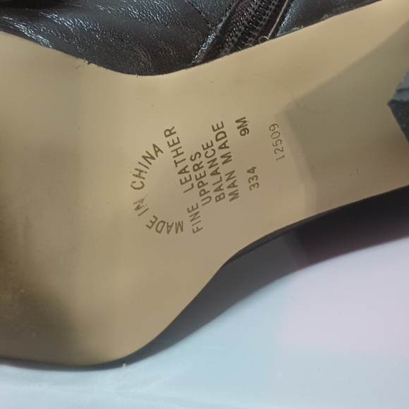 Newport News Women's 9M zip up slip on dark brown leather square toe boots. EUC - Picture 6 of 12